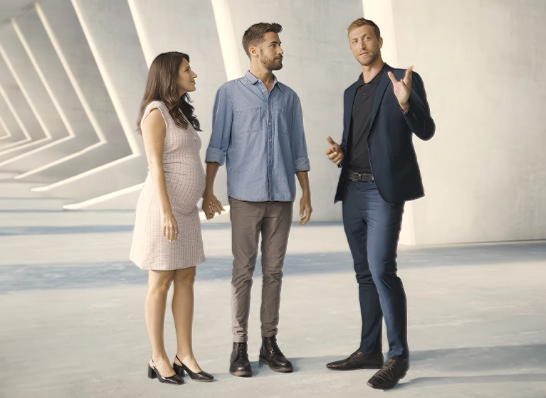 תמונה של סוכן דר נופרים וזוג צעיר שמחפש לרכוש דירה